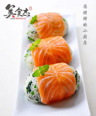 菠菜三文鱼饭团