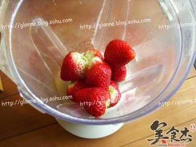 草莓果香酸奶  