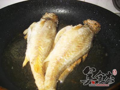 红葱头煎焖黄花鱼